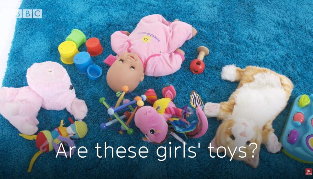 Bambini che giocano con le bambole